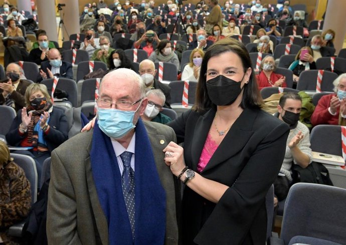 La alcaldesa de Santander, Gema Igual, impone al escritorio Luis de Escallada, la insignia con la Estela de Oro de las Letras de Cantabria durante un acto celebrado en el Ateneo por el Día de las Letras