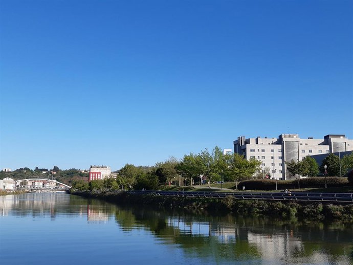 Archivo - Arxivo - Cel assolellat sobre el riu Galindo.