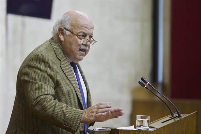 El consejero de Salud y Familias de la Junta de Andalucía, Jesús Aguirre, en una foto de archivo en el Pleno del Parlamento andaluz.