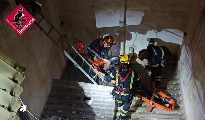 Rescate de la mujer tras caer por el patio de luces