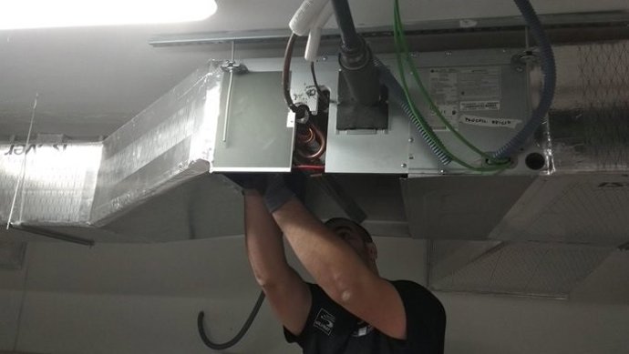 Archivo - Imagen de un operario reparando ul sistema de calefacción.