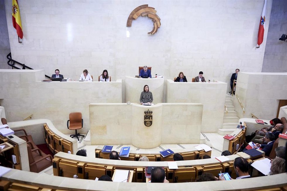 Archivo - Imagen de archivo de un Pleno en el Parlamento de Cantabria