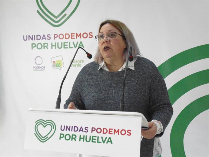 Mónica Rossi, portavoz de Unidas Podemos en el Ayuntamiento de la capital onubense, en rueda de prensa.
