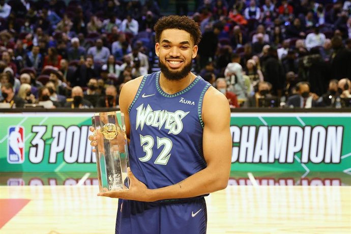 Karl-Anthony Towns gana el concurso de triples del All Star de la NBA
