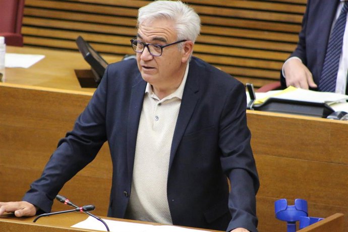 Archivo - El portavoz de Compromís en la comisión de Justicia, Gobernación y Administración Local de Les Corts, Silverio Tena.