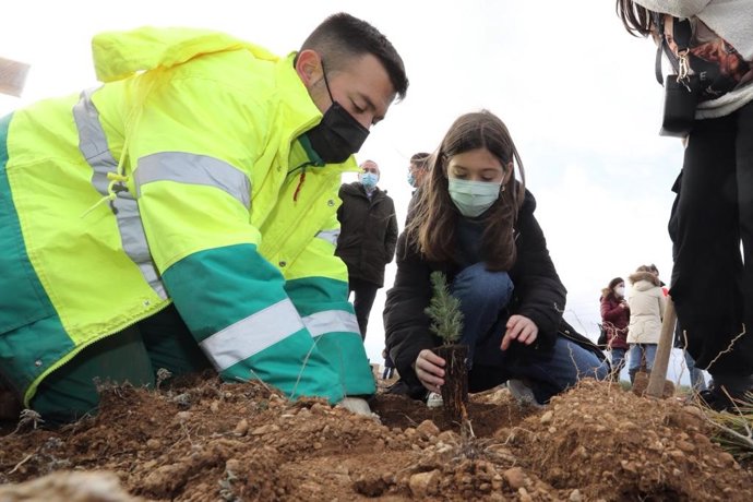 Un total de 5.000 escolares participarán en la plantación del 'Bosque de los Zaragozanos' hasta final de marzo.