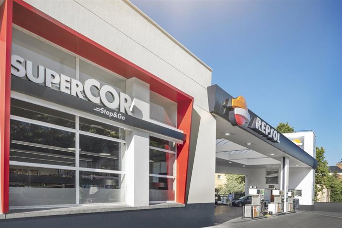 Archivo - Tienda de Repsol y Supercor Stop&GO