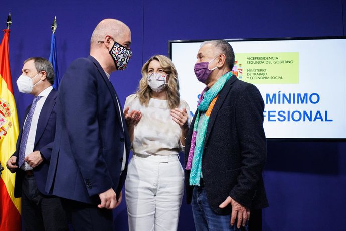(I-D) El secretari general del sindicat CCOO, Unai Sord; la vicepresidenta segona del Govern i ministra de Treball i Economia Social, Yolanda Díaz i el secretari general d'UGT, Pepe Álvarez, després de signar la pujada de SMI para 2022
