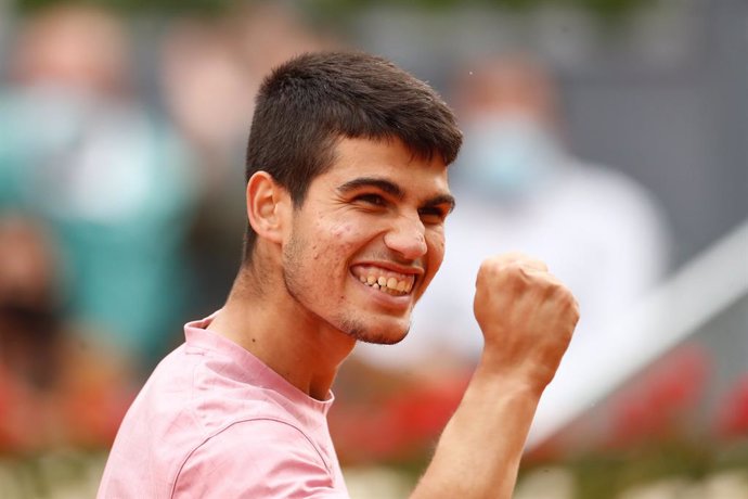 Archivo - Carlos Alcaraz of Spain in action during his Men's Singles match, round of 64, against Adrian Mannarino of France on the ATP Masters 1000 - Mutua Madrid Open 2021 at La Caja Magica on May 3, 2021 in Madrid, Spain.