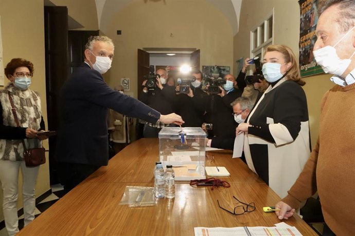 El alcalde de Don Benito, José Luis Quintana, vota en la consulta popular sobre la fusión con Villanueva de la Serena.