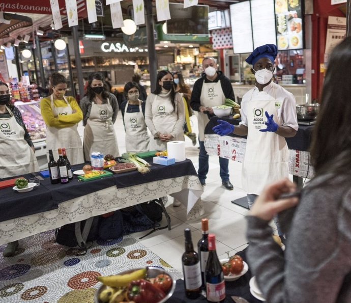 Los talleres de 'Acoge un Plato', el proyecto social y gastronómico de CEAR, vuelven a los mercados de Madrid