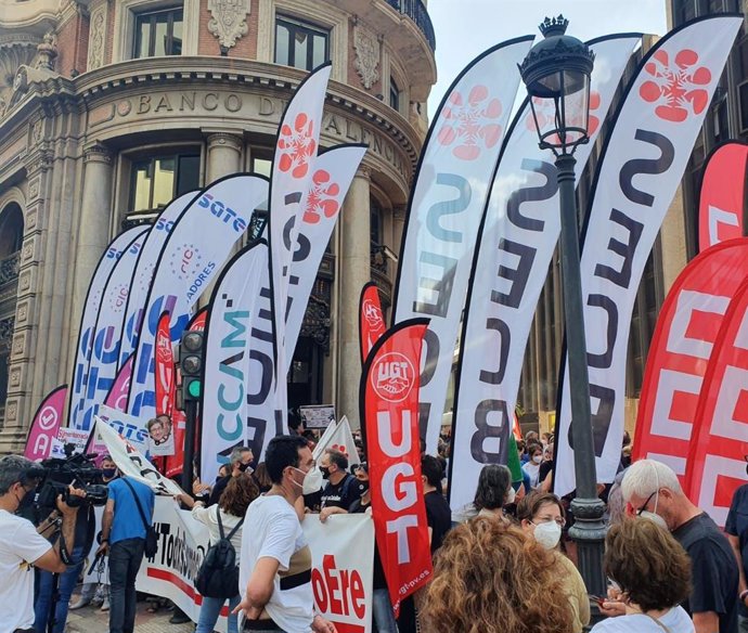 Archivo - Trabajadores de Caixabank protestando contra el ERE en Valncia durante una huelga en junio de 2021.