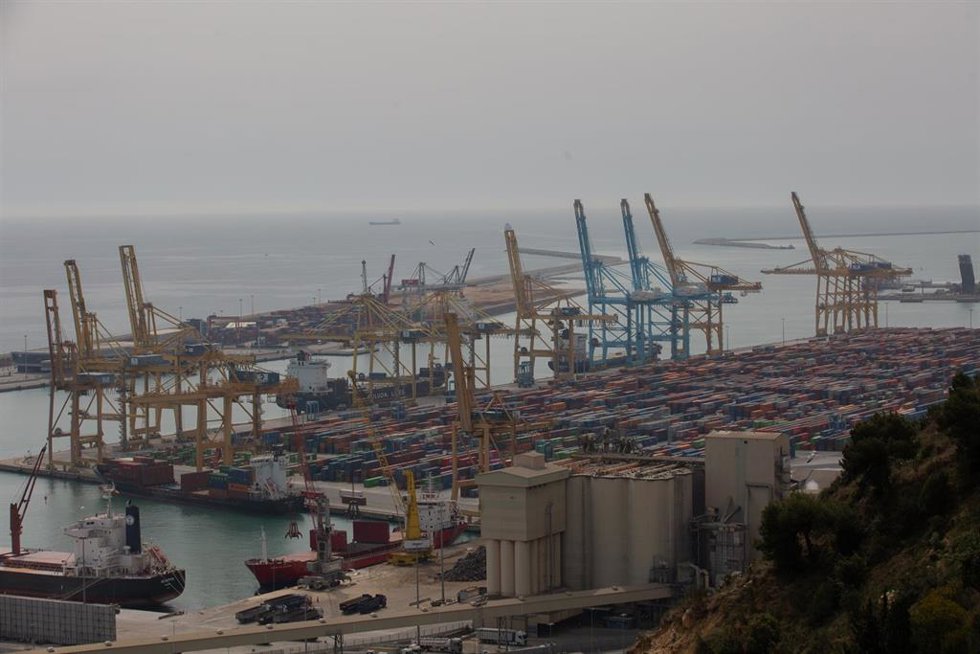 Archivo - Vista general del muelle de descarga del Puerto de Barcelona, en Cataluña (España).