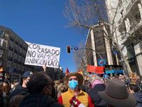 Más de 3.000 simpatizantes de Ayuso se manifiestan frente a Génova: "Casado dimisión. Ayuso presidenta"