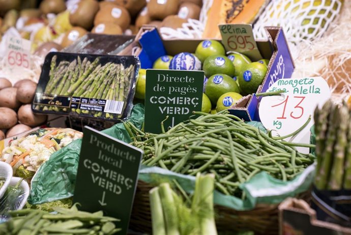 Imagen de un comercio en un mercado de Barcelona