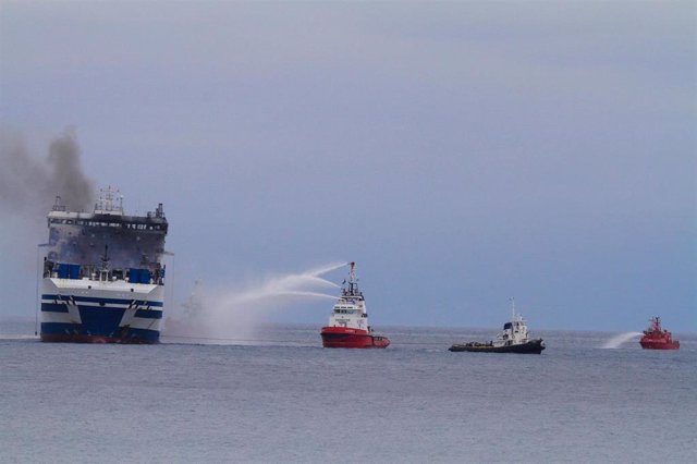 El ferry 'Euroferry Olimpia', incendiado cerca de Corfú, en Grecia