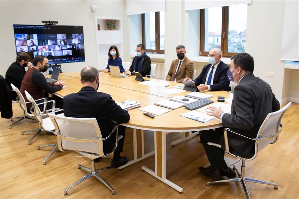 O conselleiro de Cultura, Educación e Universidade, Román Rodríguez, se reúne con el grupo de trabajo que prepara los currículums de la nueva ley de educación