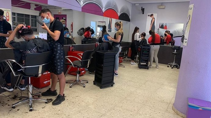 Jóvenes de Las Palmeras participantes en el 'Puente hacia la Empleabilidad'.