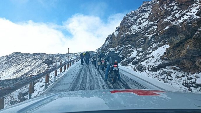 Cierran los accesos al Teide por La Orotava y La Esperanza debido a la presencia de nieve y placas de hielo en la calzada