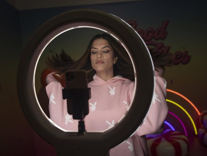 Archivo - La influencer e instagramer, Alessandra Sironi posa con el ring light durante una sesión con el videógrafo Fernando Mayorca en The Set Lab, en Leganés, Madrid (España), a 24 de marzo de 2021