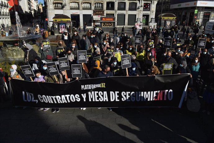 Varias personas, con una pancarta que rezan 'Luz, Contratos y Mesa de Seguimiento', se manifiestan para exigir contratos de luz para La Cañada Real, en la Puerta Del Sol, a 20 de febrero de 2022, en Madrid (España). 