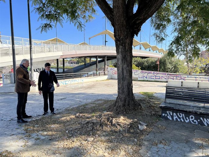 Álvaro Pimentel y Miguel Ángel Aumesquet, en la plaza Diputado Eugenio Alés.