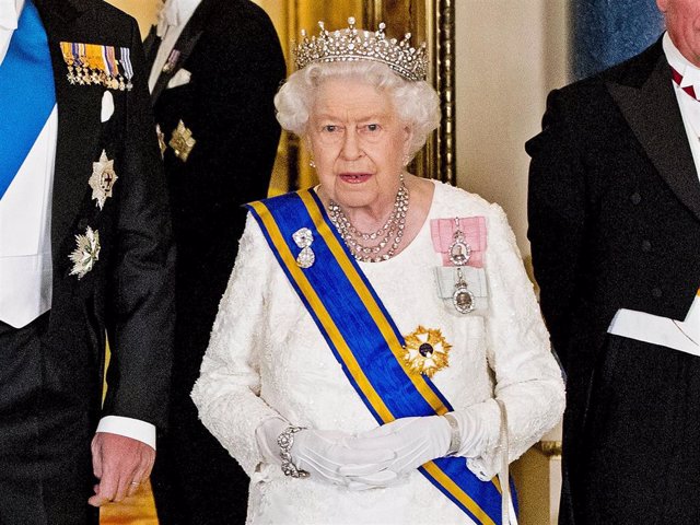 La reina Isabel II durante una ceremonia en Windsor