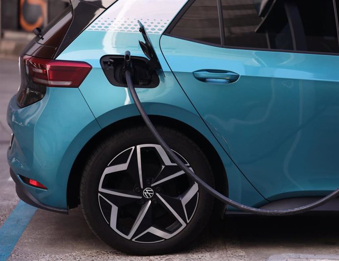 Archivo - Un coche recibe carburante, en una gasolinera, a 28 de octubre de 2021, en Madrid (España). 