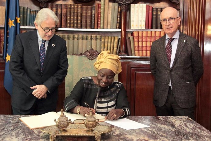 El president de Foment del Treball, Josep Sánchez Llibre; l'ex primera ministra de l'el Senegal, Aminata Touré, i el president d ela Acadmia Europea Leadership, Josep Antoni Duran Lleida