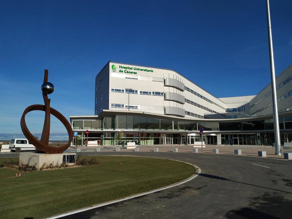 Archivo - Exterior del nuevo Hospital Universitario de Cáceres
