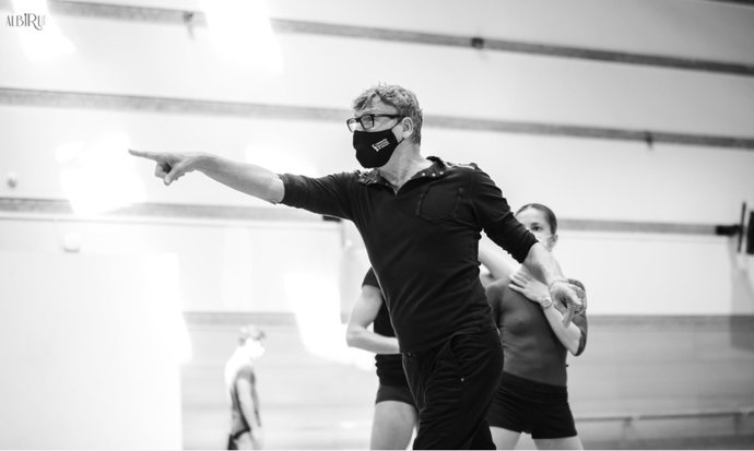 Nacho Duato en los ensayos de la coreografía 'Morgen', que se estrena en el Palacio de Festivales