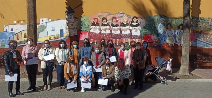 Mujeres de Huécija pintan un mural con tradiciones del pueblo en los Talleres 'Carmen de Burgos'