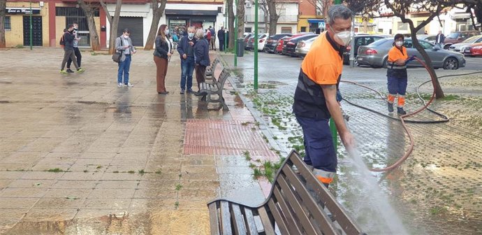 Operarios de limpieza realizan labores intregales, dentro del 'Plan Ciudad', en barrios de Cerro Amate.