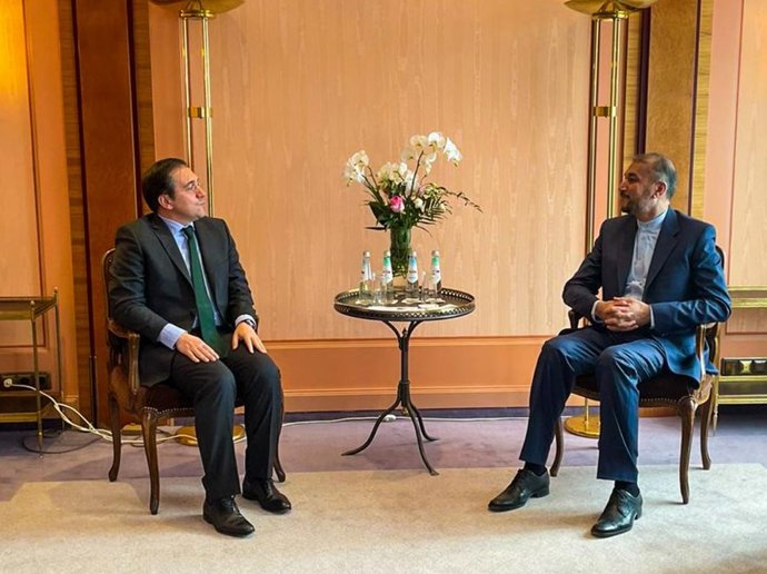 El ministro de Exteriores de España, José Manuel Albares, y el ministro de Exteriores iraní, Hosein Amirabdolahian