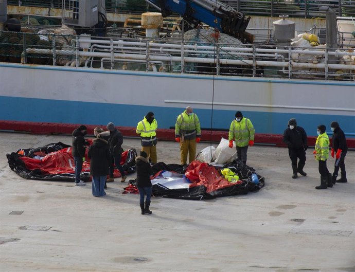 Autoridades inspeccionan las dos balsas salvavidas a su llegada al Puerto de San Juan de Terranova este 19 de febrero de 2022, en San Juan, Terranova (Canadá)