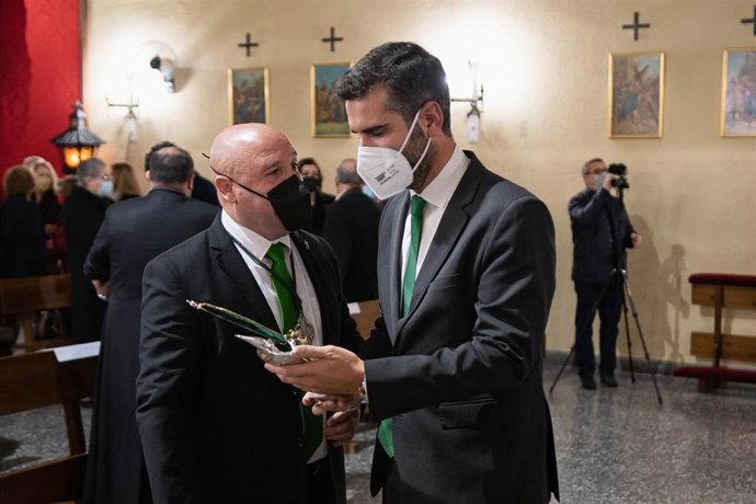 El alcalde felicita a Ricardo Salvador por el XV Pregón Macareno.