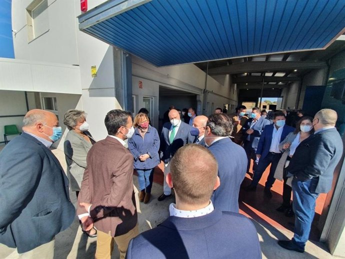 El consejero de Desarrollo Sostenible, José Luis Escudero, visita la ITV de Almuradiel