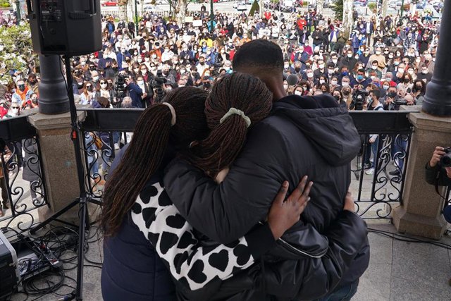 Familiares de la tripulación del buque gallego hundido se concentran en Marín (Pontevedra)