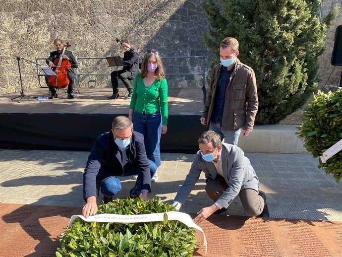 Cort conmemora el 24F en el Muro de la Memoria del Cementerio de Palma.