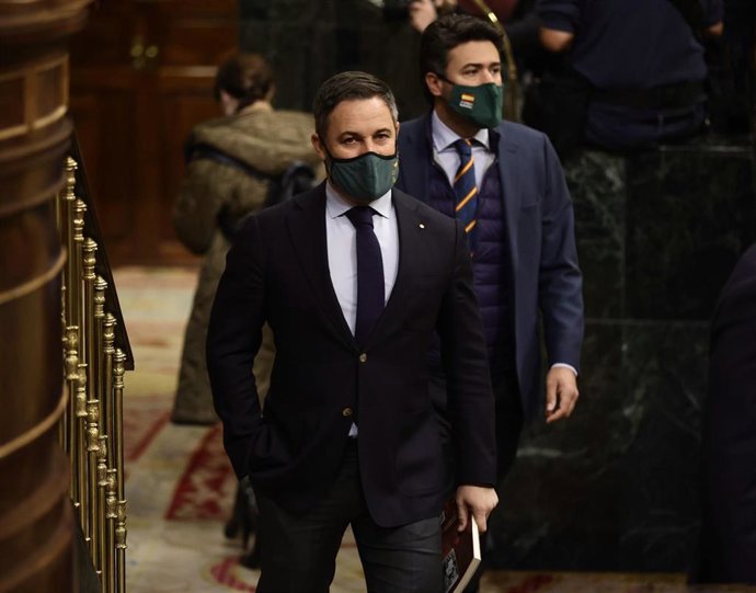 El líder de Vox, Santiago Abascal (i), a su llegada a una sesión plenaria en el Congreso de los Diputados, a 16 de febrero de 2022, en Madrid (España). 