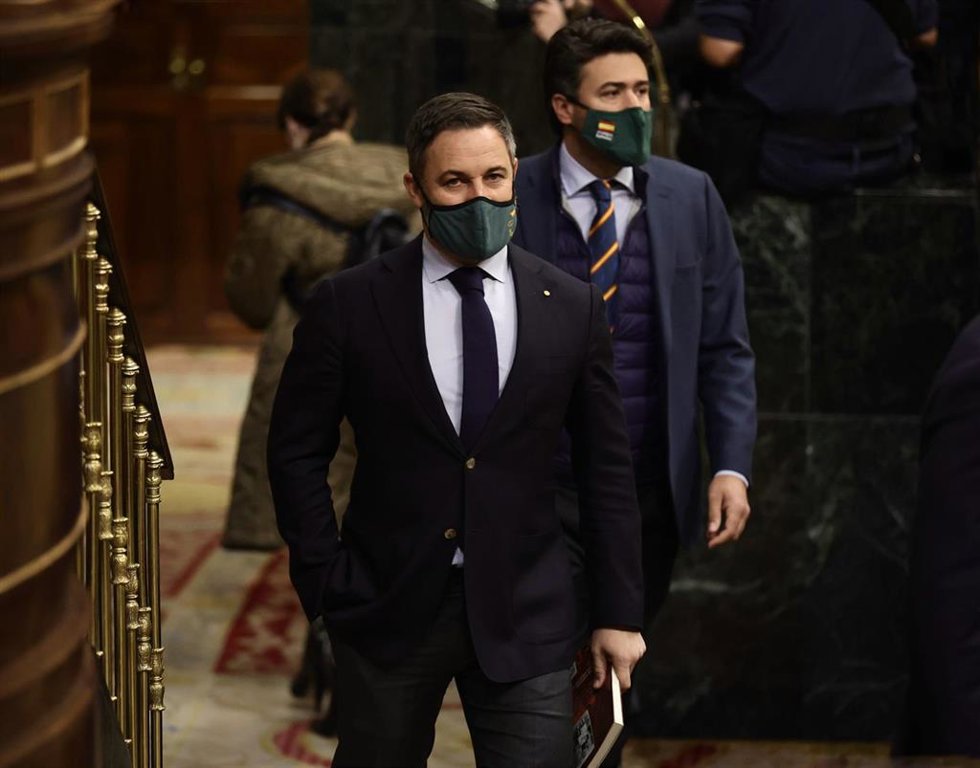 El líder de Vox, Santiago Abascal (i), a su llegada a una sesión plenaria en el Congreso de los Diputados, a 16 de febrero de 2022, en Madrid (España).