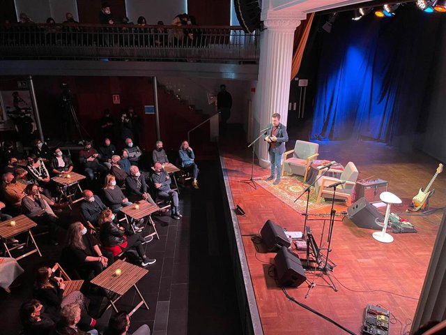 Pere Aragonès en el homenaje del 50 aniversario de la Companyia Elèctrica Dharma en el Casal Font d'en Fergues.