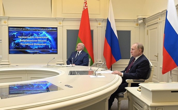 El presidente de Bielorrusia, Alexander Lukashenko, y el presidente de Rusia, Vladimir Putin, observan ejercicios balísticos