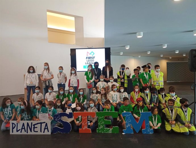 Los equipos participantes en la final del torneo de la First LEGO League en Navarra, junto a la Directora General de Innovación del Gobierno de Navarra, Agurtzane Martínez, y la Directora de Infraestructuras de NICDO, Paula Noya.