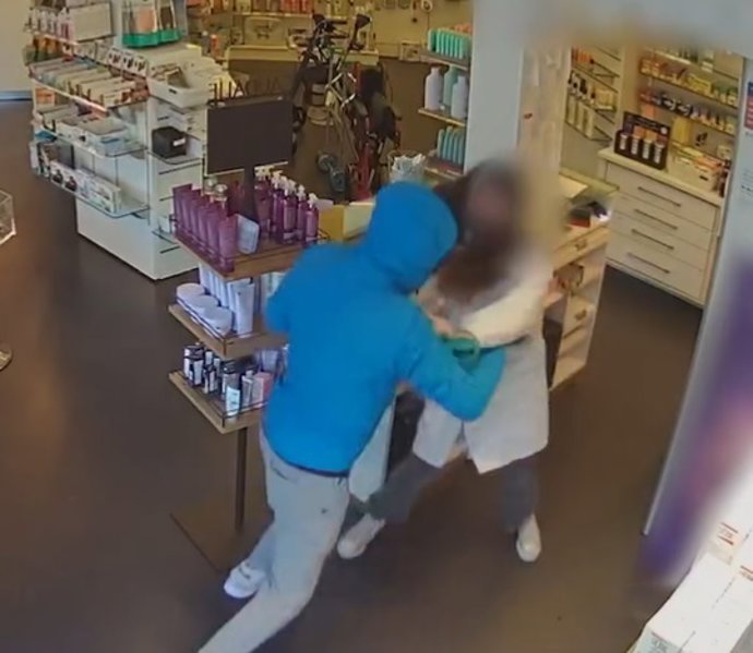 El presumpte lladre enfrontant-se a una farmacutica
