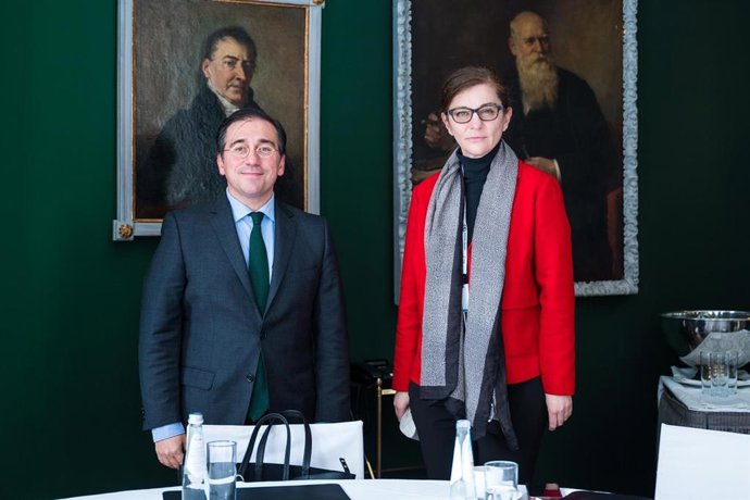 El ministro de Asuntos Exteriores, Unión Europea y Cooperación, José Manuel Albares, junto a Teodora Genchovska, ministra de Asuntos Exteriores de Bulgaria