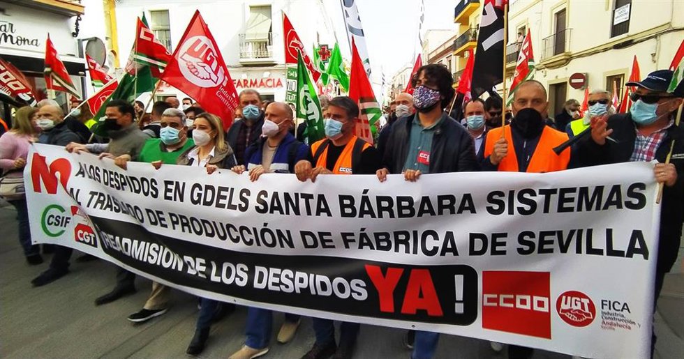 La plantilla de Santa Bárbara y sindicatos, en la última manifestación, en defensa de los empleos, en Alcalá de Guadaíra.