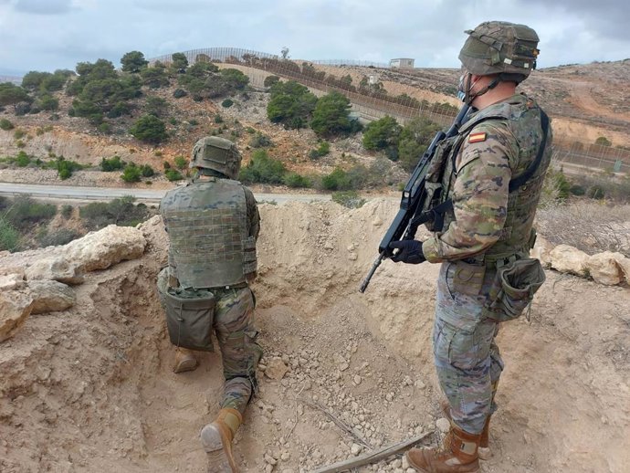 Militares en la valla.