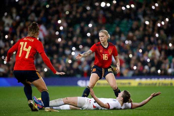 Mapi León tras realizar un corte durante el España-Inglaterra de la Arnold Clark Cup