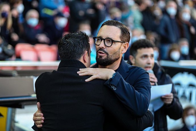 José Bordalás saluda a Xavi Hernández antes del Valencia-FC Barcelona de LaLiga Santander 2021-2022